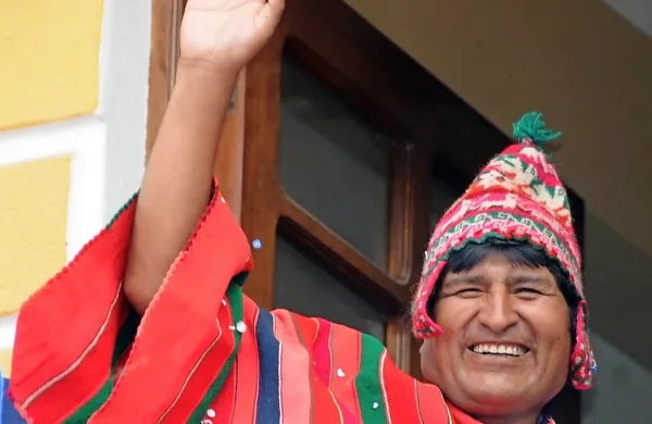 Nasprotniki ponovne izvolitve bolivijskega predsednika Eva Moralesa so v soboto zvečer po lokalnem času zasedli državno 
televizijo Bolivia TV in radijsko postajo Patri Nueva in dosegli 
njuno prekinitev oddajanja.