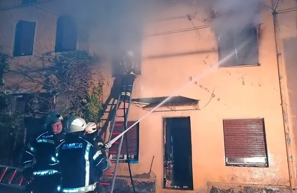 Gasilci so požar pogasili, vendar so zublji notranjost hiše povsem uničili.