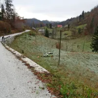 Z avtom se je prevrnila pod cesto