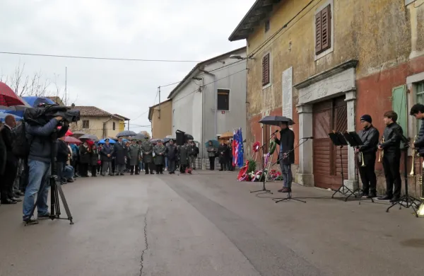 Na letošnji spominski slovesnosti je o zgodbi primorskih padalcev 
spregovoril zgodovinar Blaž Torkar.