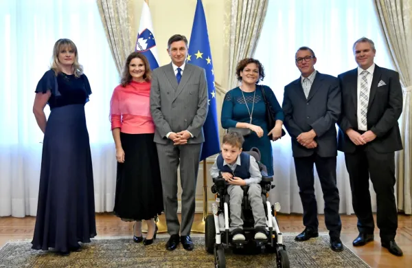  Predsednik republike Borut Pahor je  vročil štiri priznanja jabolko 
navdiha. Za srčnost in dobrodelnost so priznanje prejeli društvo 
Palčica Pomagalčica in dobrodelni škratki, Jaka Krebs, Miha 
Deželak in društvo Rdeči noski.