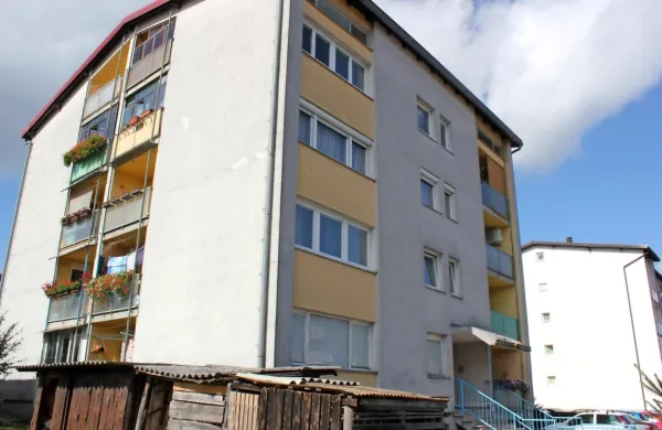 Nekdanja Javorjeva stanovanja so v blokih na Postojnski cesti (na fotografiji), Vilharjevi ulici in 
Kolodvorski cesti. 