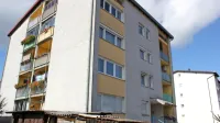 Nekdanja Javorjeva stanovanja so v blokih na Postojnski cesti (na fotografiji), Vilharjevi ulici in 
Kolodvorski cesti. 
