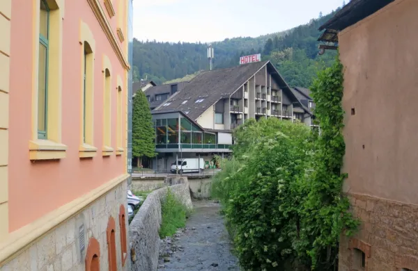 

Certa Holding je   54,3-odstotni lastnik družbe Certa, ki ima v lasti 
podjetje Hotel Cerkno - to upravlja z istoimenskim hotelom in s 
smučiščem Cerkno - ter kobariškega podjetja Tik in četrtine 
cerkljanskega izdelovalca kuhalnih plošč in termostatov Eta.