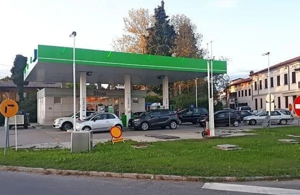 V  bencinski servis v Vrtojbi so vlomili  že  16. oktobra letos, ko so 
neznanci prav tako ukradli večjo količino tobačnih izdelkov. 