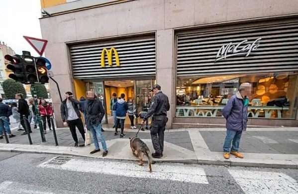 Tržaški kvestor Giuseppe Petronzi je odredil 7-dnevno zaprtje 
lokala Mc Donald’s na Trgu Goldoni.