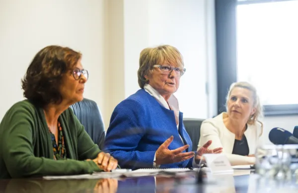 Na novinarski konferenci Zavoda za zaposlovanje so predstavili 
primanjkljaje na trgu dela, ki so lahko priložnosti za iskalce 
zaposlitve. Na fotografiji (z leve) direktorica področja zaposlovanja Damjana Košir, generalna direktorica  Mavricija Batič  in 
predstavnica za stike z javnostmi Tanja Podobnik Zec.