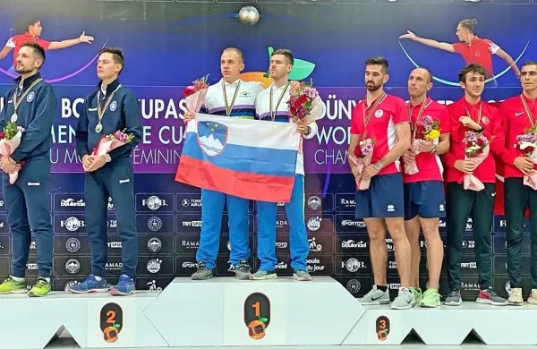 Aleš Borčnik (levo na zmagovalni stopnički) in Anže Petrič sta v 
Mersinu postala svetovna prvaka v štafetnem zbijanju.