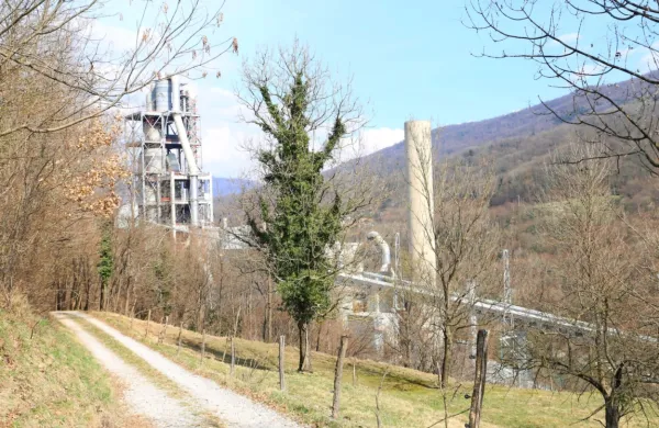Menda je nemogoče izmeriti, kako mešanica izpustov iz cementarne vpliva na zdravje ljudi, zato naj bi bil potreben drugačen  
pristop.    