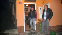 Na zahtevo predsednika KS Rodik Gregorja Mihlja (prihaja skozi vrata) so na Artvžah novinarjem 
zaprli vrata v vaški dom.