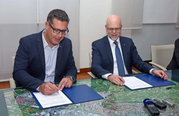 Župan Mestne občine Koper Aleš Bržan in predsednik uprave Luke 
Koper Dimitrij Zadel sta danes podpisala dogovor o izvajanju 
omilitvenih ukrepov za zmanjšanje vplivov pristaniške dejavnosti 
na okolje.