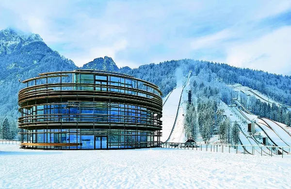 Mednarodni olimpijski komite in Mednarodno združenje za infrastrukturo za šport in prosti čas sta ustvarjalce Nordijskega 
centra Planica 5. novembra na sejmu v Kölnu nagradila z zlatim 
priznanjem za arhitekturni dosežek. 
