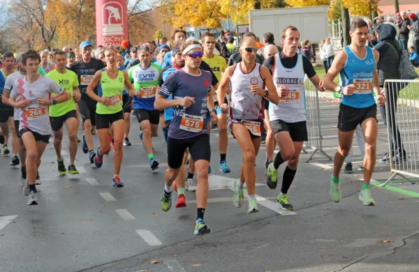 Najhitrejša na 10.400 metrov sta bila Tine Lavrenčič (spredaj, 575) 
in Klementina Lemut (v rumenem, tretja z leve). 