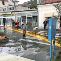 Protipoplavne baraže zadržujejo morje, ki je na Sončnem nabrežju 
v Izoli prestopilo breg.