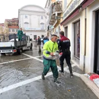 Lokale na Tartinijevem trgu v Piranu so danes dopoldne zaščitili z 
vrečami peska.