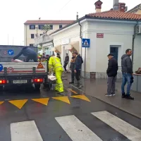 Danes zjutraj so v Izoli razdelili dodatne vreče s peskom.
