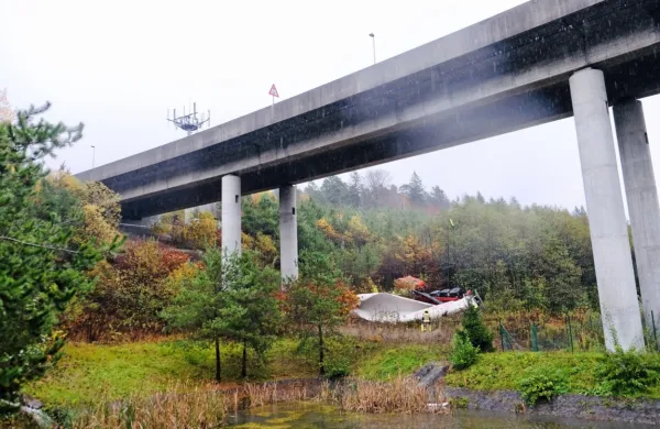 Voznik tovornjaka je pred predorom Golovec zapeljal z viadukta in 
zgrmel na cesto pod njim.