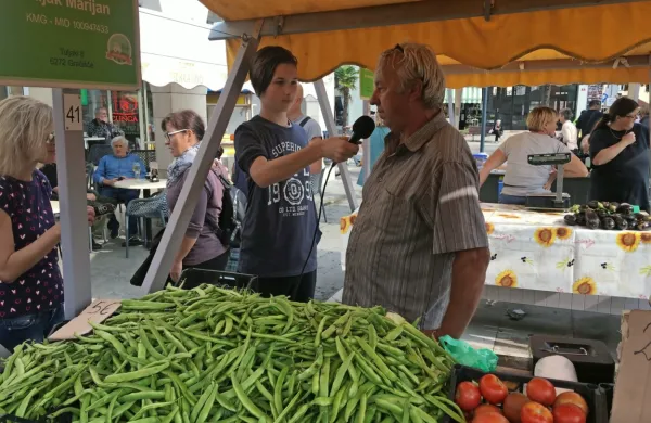 Učenci OŠ Elvire Vatovec Prade so se podali v Koper, kjer so zbirali 
informacije o “ženskih” in “moških” poklicih, delali intervjuje in 
snemali.