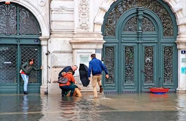 Voda je zalila tudi Veliki trg v Trstu.