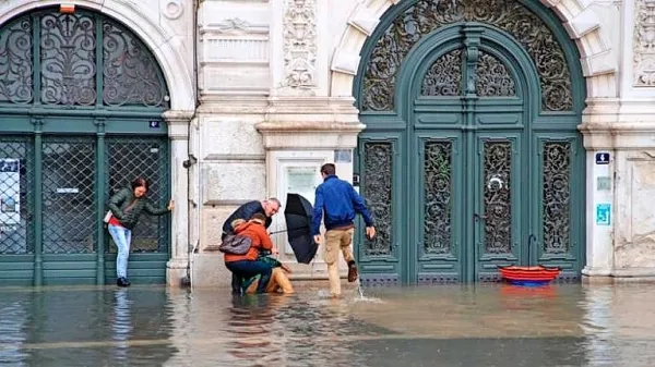 Voda je zalila tudi Veliki trg v Trstu.