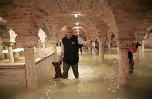 Visoka voda je poškodovala tudi baziliko svetega Marka. Voda v 
baziliki je segala 110 centimetrov visoko in med drugim zalila 
kripto v baziliki.