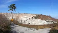 V kamnolomu Laže  želi Kolektor CPG  predelovati šestkrat več gradbenih odpadkov in  ga razširiti za 
18 hektarjev, krajani pa ocenjujejo, da je premalo omilitvenih ukrepov proti prahu in hrupu. 
