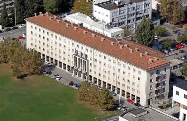 Streha novogoriške mestne hiše je dotrajana, v kratkem se bodo 
lotili popravil. Sledi menjava oken, vrat, popravilo fasade ... 