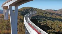 Simulacija 452 metrov dolgega viadukta Gabrovica, ki se bo 
približal avtocestnemu viaduktu Črni Kal. Tako kot avtocestnega je 
tudi železniškega zasnoval Marjan Pipenbaher. 