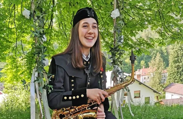Katarina Lazar igra v  Godbenem društvu rudarjev Idrija.