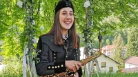 Katarina Lazar igra v  Godbenem društvu rudarjev Idrija.