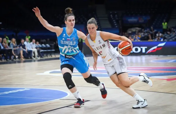 Slovenija (levo poškodovana Eva Lisec) se je doslej udeležila dveh 
evropskih prvenstev, fotografija je s kvalifikacijske tekme Slovenija : Belgija za uvrstitev v četrfinale   letošnjega EP v Beogradu. 