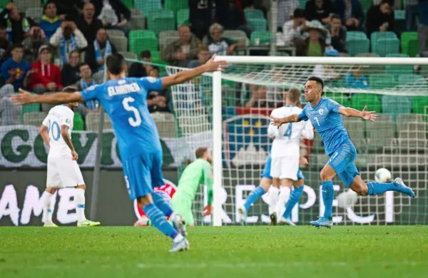 Izraelski reprezentant Eran Zahavi (desno) je z enajstimi goli prvi 
strelec kvalifikacij, enega je dosegel tudi septembra v Stožicah. 