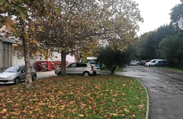 Do pretepa je prišlo na parkirišču za lekarno (v ozadnju) nedaleč 
od skladiščnih prostorov Mercatorja.