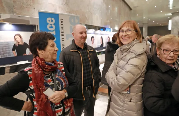 Zvesti bralci Primorskih novic so se po predstavi družili in 
nazdravili  72. rojstnemu dnevu časopisa. 