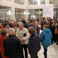 Obletnice nastanka Primorskih novic  ustvarjalci časnika že nekaj 
let z  bralci in naročniki praznujejo v gledališču.