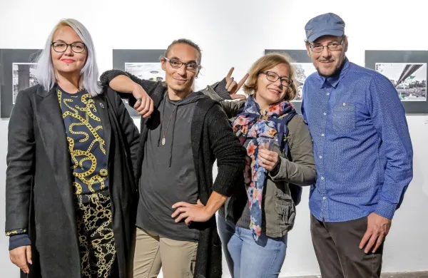 V galeriji Tir na Mostovni v Solkanu je še danes in jutri na ogled 
razstava Na meji, pri kateri so sodelovali (na fotografiji z leve) 
likovna ustvarjalka  Nina Bric in fotografi  Dejan Gregorič, Ana 
Geršak in David Verlič.