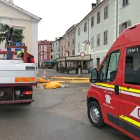 V Izoli so danes zjutraj pred Manziolijevim trgom postavili 
protipoplavne baraže.