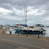 Izola danes ob 8. uri. Morje je prestopilo breg.