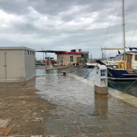 Izola danes ob 8. uri. Morje je poplavilo pomol.