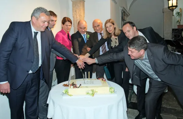 Goriški župani in županja so z direktorjem Špacapanom (četrti z leve) in ministrico Bratuškovo (ob 
njem) na gradu Kromberk proslavili okroglo obletnico. 