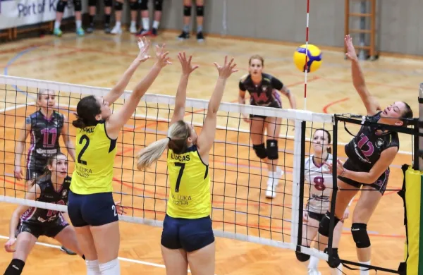 Sobotno medsebojno ligaško tekmo so dobile odbojkarice Luke Koper (v rumenih dresih), skupaj z Ankarančankami pa so se uvrstile 
tudi  med osmerico najboljših ekip v pokalnem tekmovanju.