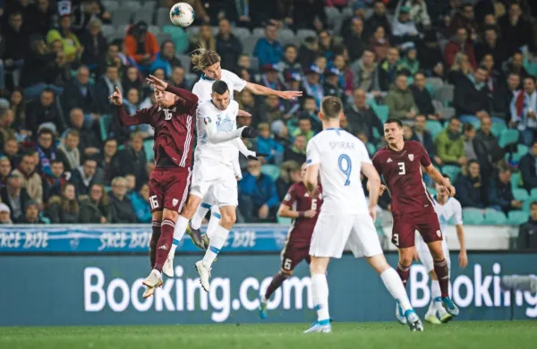 Slovenski nogometaši so na zadnji tekmi kvalifikacij pred domačimi gledalci premagali Latvijo z 1:0.