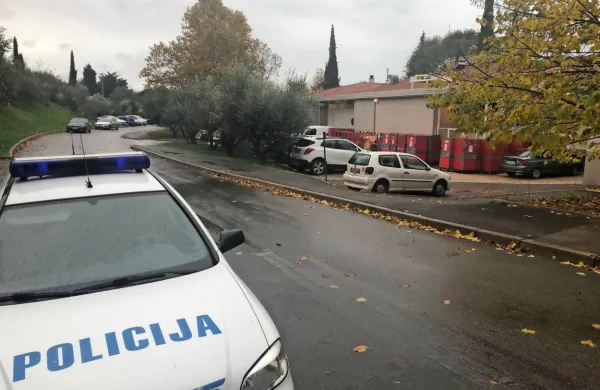 V bližini skladišča Mercatorjeve trgovine v Ankaranu in tamkajšnje 
lekarne so včeraj pretepli moškega. Policisti so storilca aretirali, 
reševalci pa so poškodovanega odpeljali v bolnišnico.  