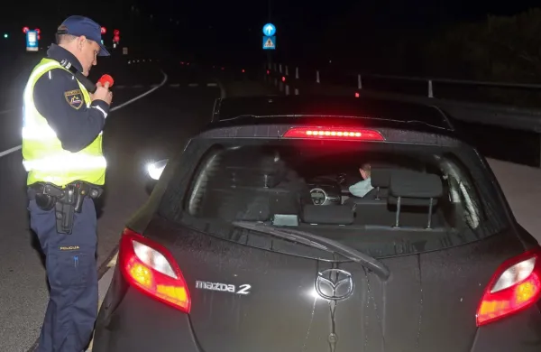 Policisti so v Hruševju  ustavili voznika avtomobila in mu odredili 
alkotest, postopek pa se je  zaradi obnašanja voznika zapletel  
(fotografija je simbolična).