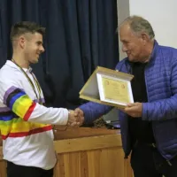 Anže Petrič prejema priznanje Območne balinarske zveze Nova 
Gorica Zvezdana  Prinčiča.