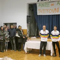 Domačini z Gradišča pri Vipavi so  pripravili sprejem za svetovna  
prvaka v štafetnem zbijanju Aleša  Borčnika in Anžeta Petriča.
