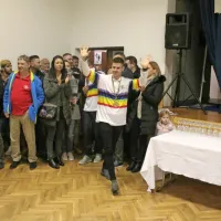 Domačini z Gradišča pri Vipavi so  pripravili sprejem za svetovna  
prvaka v štafetnem zbijanju Aleša  Borčnika in Anžeta Petriča.