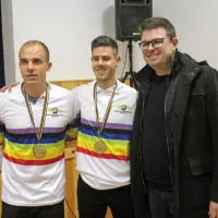 Aleš Borčnik in Anže Petrič s predsednikom Balinarske zveze 
Slovenije Primožem Marinkom. 