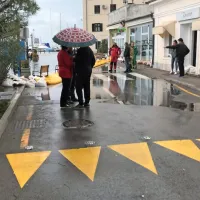 Tudi tokrat je morje poplavilo del Sončnega nabrežja, a so hujše 
posledice preprečile vodne pregrade.