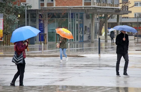 Dež se bo popoldne na zahodu okrepil in še širil proti vzhodu.